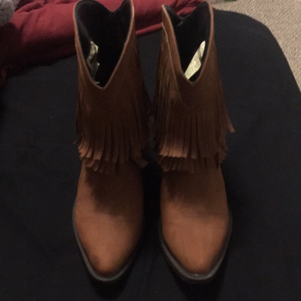 Fringe brown boots